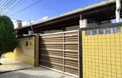 Imagem: A casa possui 3 Dormitórios, 2 Banheiros, 3 Vagas na garagem