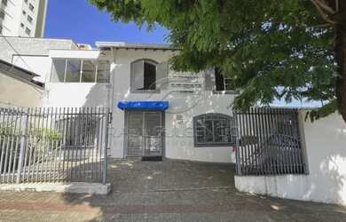 Imagem: A casa possui 5 Dormitórios, 3 Banheiros, 2 Vagas na garagem