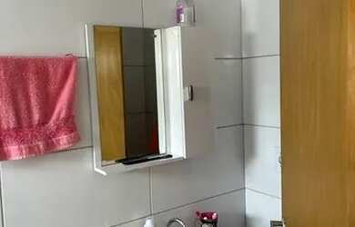 Imagem: A casa possui 2 Dormitórios, 1 Banheiro, 2 Vagas na garagem