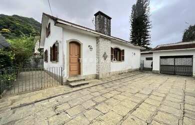 Imagem: A casa possui 3 Dormitórios, 3 Banheiros, 4 Vagas na garagem