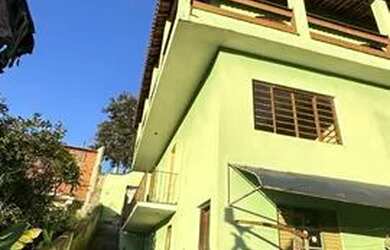 Imagem: A casa possui 4 Dormitórios, 3 Banheiros, 2 Vagas na garagem