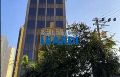 Imagem: O depósito possui 5 Vagas na garagem e 1500m² de Área e está