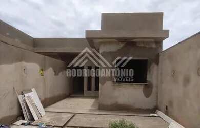 Imagem: A casa possui 2 Dormitórios, 2 Banheiros, 2 Vagas na garagem