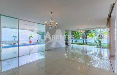 Imagem: A casa possui 3 Dormitórios, 5 Banheiros, 4 Vagas na garagem