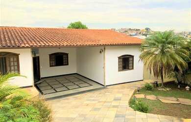 Imagem: A casa possui 4 Dormitórios, 3 Banheiros, 5 Vagas na garagem