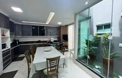 Imagem: A casa em condomínio possui 3 Dormitórios, 4 Banheiros, 3