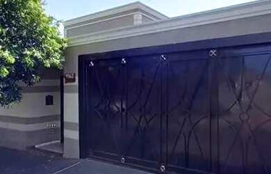 Imagem: A casa possui 3 Dormitórios, 1 Banheiro, 2 Vagas na garagem