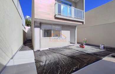 Imagem: A casa possui 3 Dormitórios, 2 Banheiros, 3 Vagas na garagem