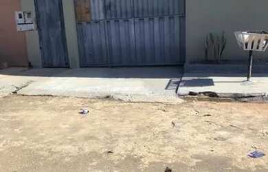 Imagem: A casa possui 3 Dormitórios, 1 Banheiro, 1 Vaga na garagem