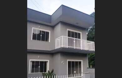 Imagem: A casa possui 3 Dormitórios, 2 Banheiros, 2 Vagas na garagem