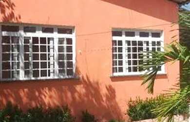 Imagem: A casa possui 2 Dormitórios, 1 Banheiro, 3 Vagas na garagem