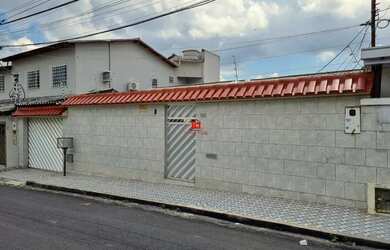 Imagem: A casa possui 4 Dormitórios, 1 Banheiro, 2 Vagas na garagem