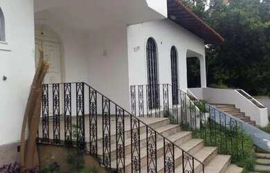 Imagem: A casa possui 5 Dormitórios, 3 Banheiros, 3 Vagas na garagem