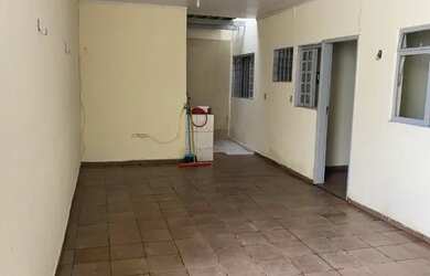 Imagem: A casa possui 4 Dormitórios, 2 Banheiros, 2 Vagas na garagem