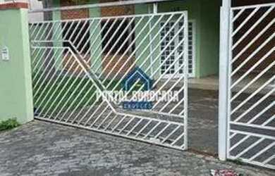 Imagem: A casa possui 3 Dormitórios, 2 Banheiros, 4 Vagas na garagem