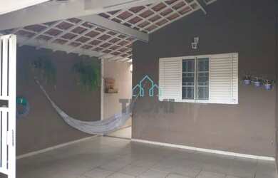 Imagem: A casa possui 3 Dormitórios, 1 Banheiro, 2 Vagas na garagem