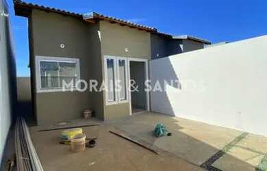 Imagem: A casa possui 3 Dormitórios, 1 Banheiro, 1 Vaga na garagem