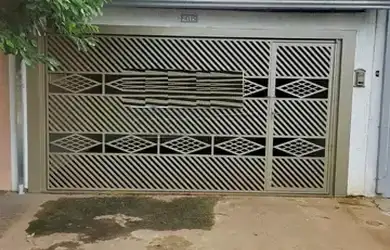 Imagem: A casa possui 2 Dormitórios, 1 Banheiro, 2 Vagas na garagem