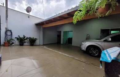 Imagem: A casa possui 3 Dormitórios, 1 Banheiro, 2 Vagas na garagem