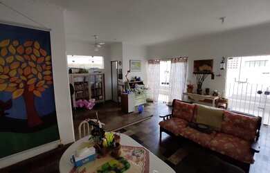 Imagem: A casa possui 3 Dormitórios, 3 Banheiros, 4 Vagas na garagem