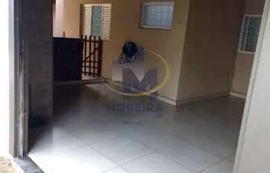 Imagem: A casa possui 2 Dormitórios, 2 Banheiros, 2 Vagas na garagem