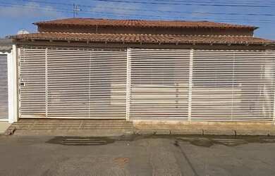 Imagem: A casa possui 3 Dormitórios, 2 Banheiros, 2 Vagas na garagem