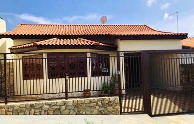 Imagem: A casa possui 2 Dormitórios, 2 Banheiros, 2 Vagas na garagem