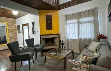 Imagem: A casa possui 4 Dormitórios, 3 Banheiros, 4 Vagas na garagem