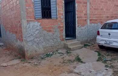 Imagem: A casa possui 2 Dormitórios, 1 Banheiro, 2 Vagas na garagem