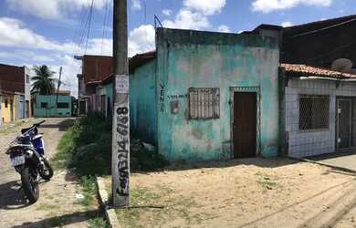 Imagem: A casa possui 2 Dormitórios, 1 Banheiro e está localizado