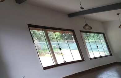 Imagem: A casa possui 2 Dormitórios, 1 Banheiro, 2 Vagas na garagem