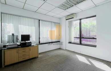 Imagem: O depósito possui 2 Vagas na garagem, 81m² de Área e está