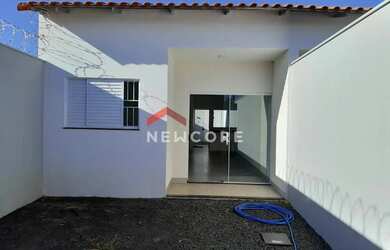 Imagem: A casa possui 2 Dormitórios, 2 Banheiros, 2 Vagas na garagem