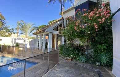 Imagem: A casa possui 5 Dormitórios, 5 Banheiros, 5 Vagas na garagem