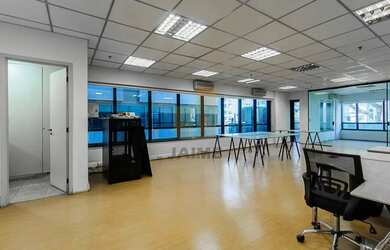 Imagem: O depósito possui 2 Vagas na garagem e 88m² de Área e está