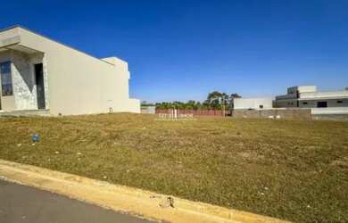 Imagem: O terreno possui 250m² de Área e está localizado em Senador