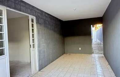 Imagem: A casa possui 3 Dormitórios, 3 Banheiros, 1 Vaga na garagem