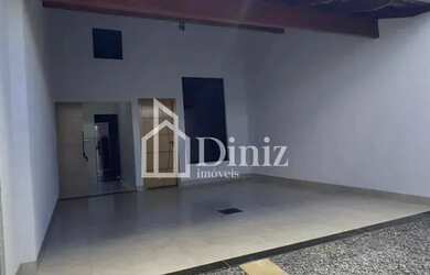 Imagem: A casa possui 3 Dormitórios, 2 Banheiros, 2 Vagas na garagem