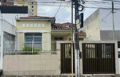 Imagem: A casa possui 3 Dormitórios, 2 Banheiros, 4 Vagas na garagem