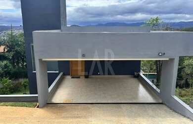 Imagem: A casa em condomínio possui 4 Dormitórios, 4 Banheiros, 3