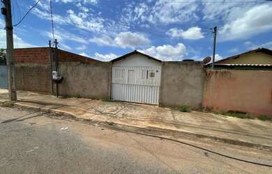 Imagem: A casa possui 2 Dormitórios, 1 Banheiro, 2 Vagas na garagem