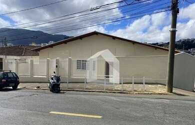 Imagem: A casa possui 3 Dormitórios, 3 Banheiros, 348m² de Área