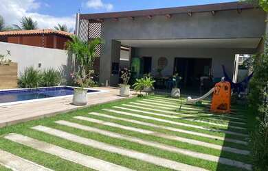 Imagem: A casa possui 4 Dormitórios, 3 Banheiros, 3 Vagas na garagem