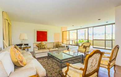 Imagem: A casa possui 4 Dormitórios, 5 Banheiros, 5 Vagas na garagem