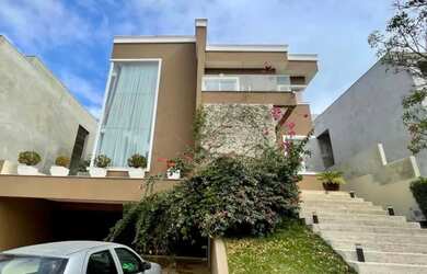 Imagem: A casa em condomínio possui 4 Dormitórios, 2 Banheiros, 4