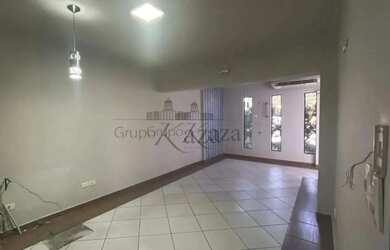 Imagem: O depósito possui 5 Vagas na garagem, 109m² de Área e está