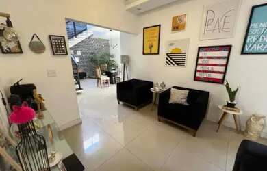 Imagem: A casa possui 3 Dormitórios, 3 Banheiros, 2 Vagas na garagem