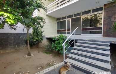 Imagem: A casa possui 4 Dormitórios, 2 Banheiros, 2 Vagas na garagem