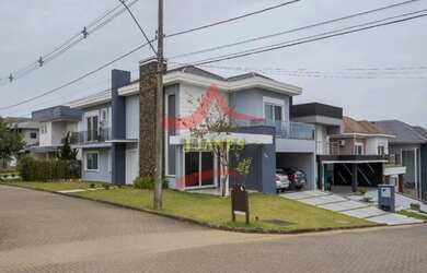 Imagem: A casa possui 3 Dormitórios, 5 Banheiros, 2 Vagas na garagem