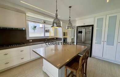 Imagem: A casa possui 4 Dormitórios, 4 Banheiros, 4 Vagas na garagem